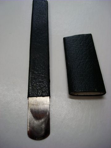 Rounded steel blade, 1/2 inch wide in French style for paring or scraping.